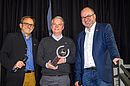 Mitte: Stefan E. Zurawka, S-International Rhein-Ruhr, Gewinner "2nd-tier countries"; links: Laudator Markus Ruppert