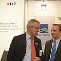 Ein Vorstandsmitglied der Lzo im Dialog mit einem Kunden.