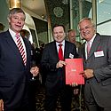"Diese Veranstaltung ist gut.!" Der Vorstands-vorsitzende Herbert Hans Grüntker(Mitte), Vorstandsmitglied Dr. Altfried M. Lütkenhaus (links) der Frankfurter Sparkasse mit DSGV Vorstand Werner Netzel (rechts)